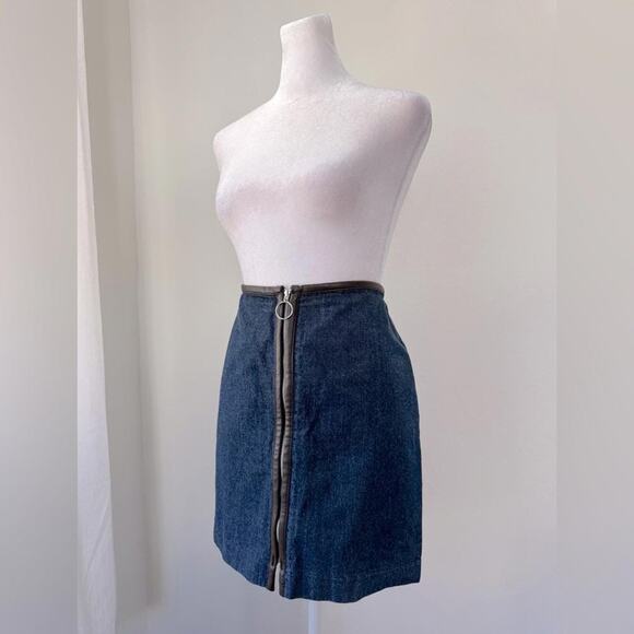 Vintage ‘01 Old Navy Dark Denim Zip-Up Mini Skirt w/ Faux Leather Trim - Picture 3 of 10